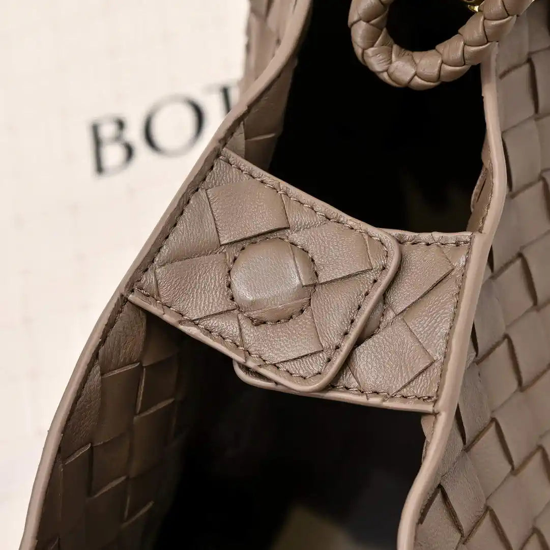 Bottega Veneta BV 835921 Medium Parachute BV92122