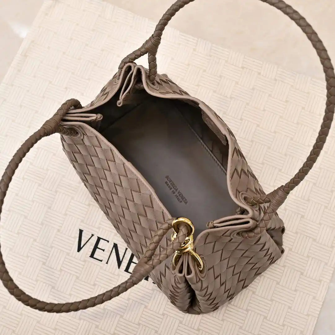 Bottega Veneta BV 835921 Medium Parachute BV92122