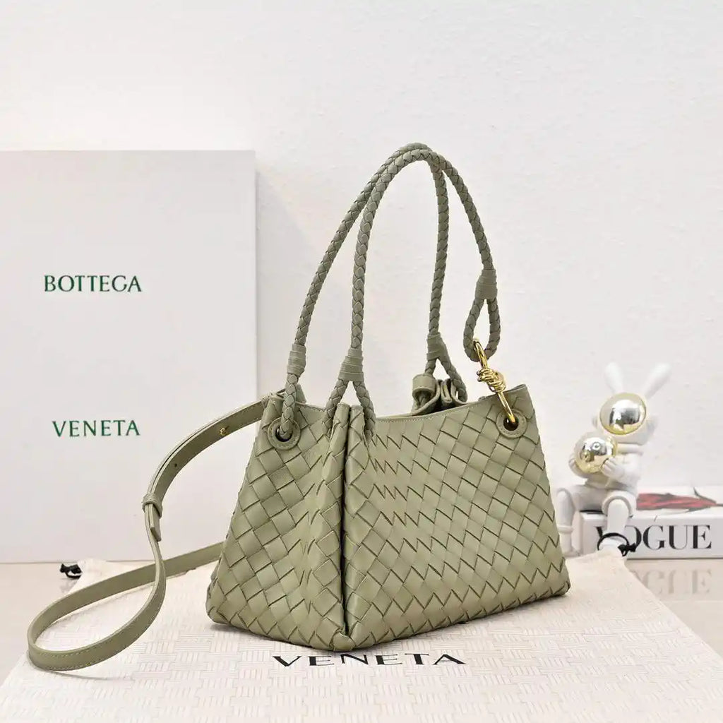 Bottega Veneta BV 835921 Medium Parachute BV92123