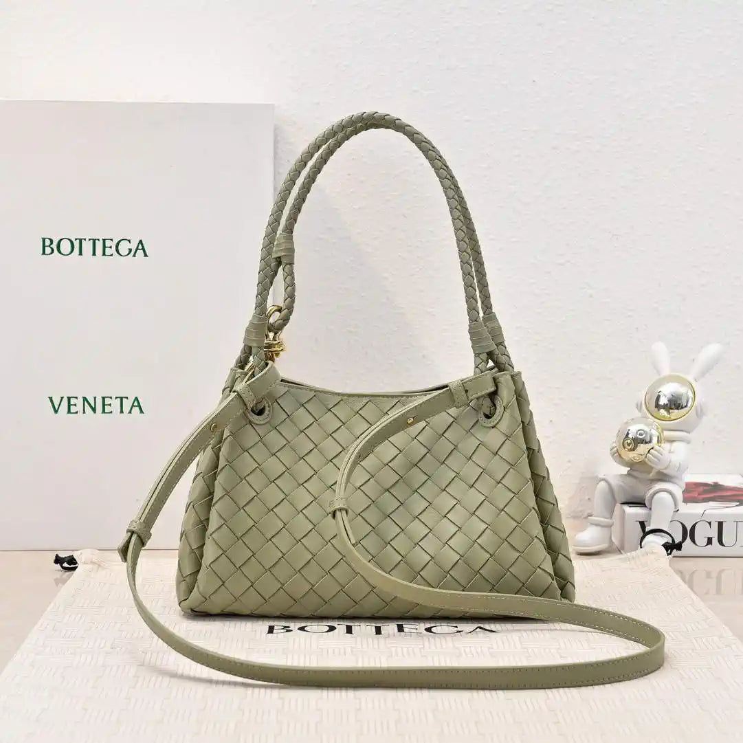 Bottega Veneta BV 835921 Medium Parachute BV92123