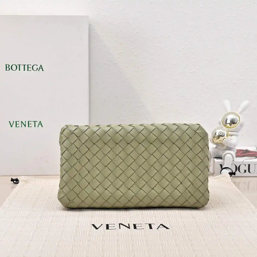 Bottega Veneta BV 835921 Medium Parachute BV92123