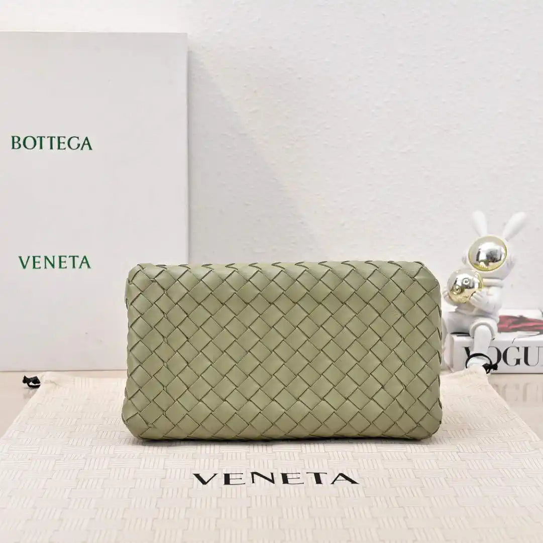 Bottega Veneta BV 835921 Medium Parachute BV92123