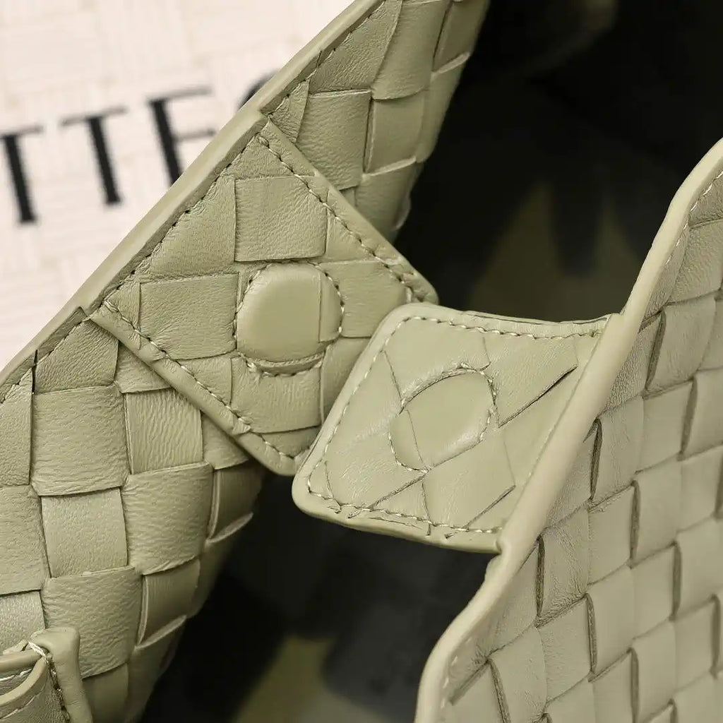 Bottega Veneta BV 835921 Medium Parachute BV92123