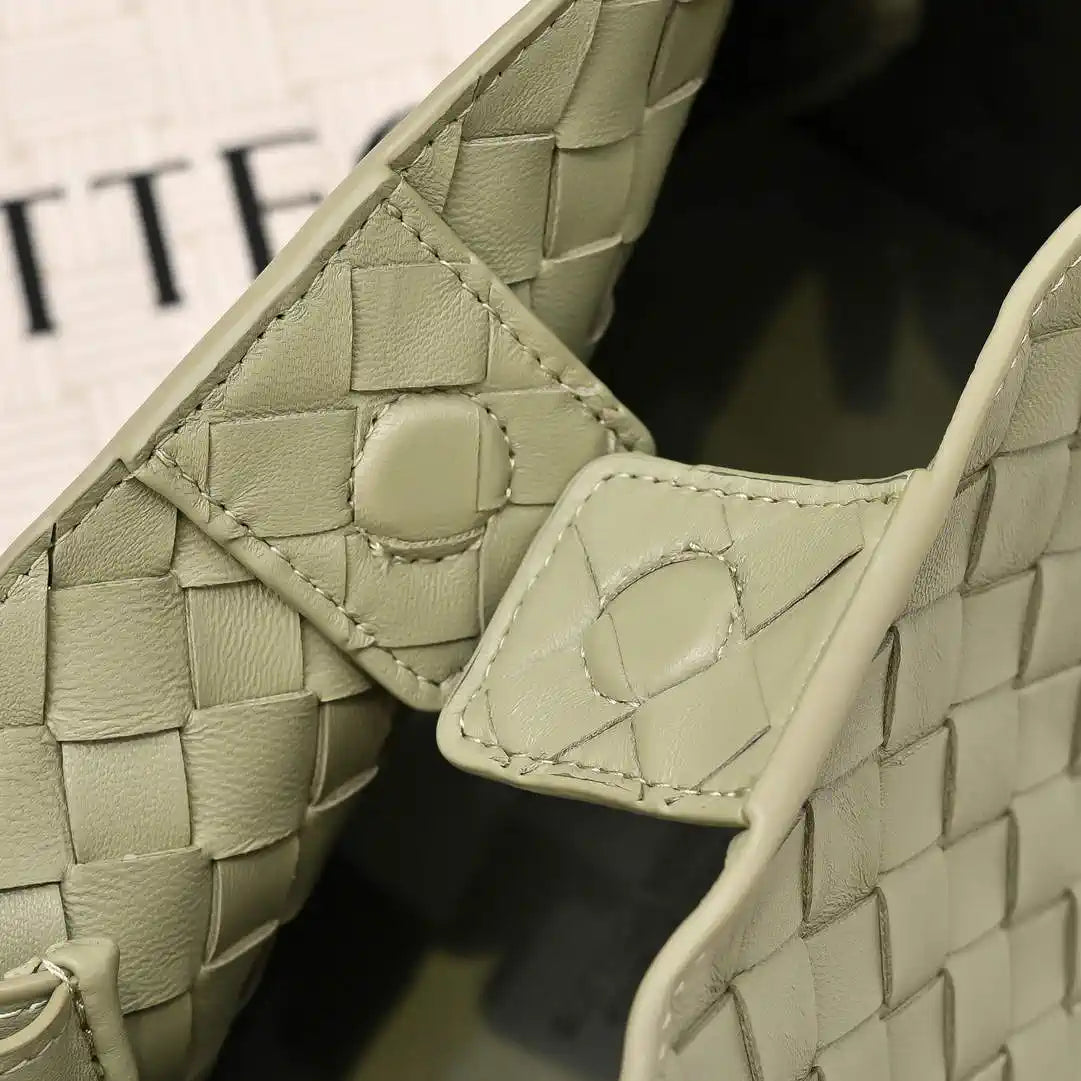 Bottega Veneta BV 835921 Medium Parachute BV92123