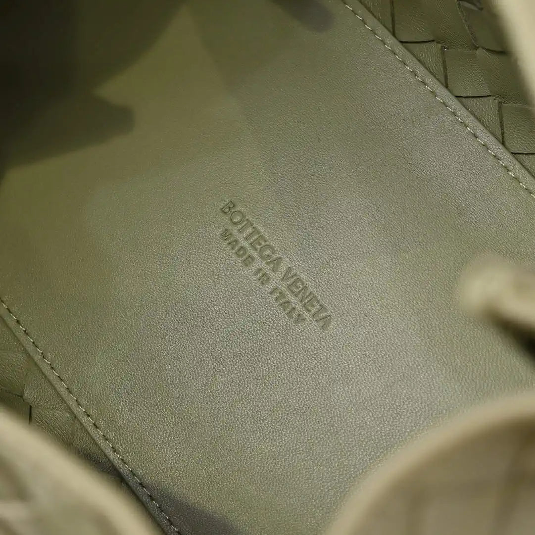 Bottega Veneta BV 835921 Medium Parachute BV92123