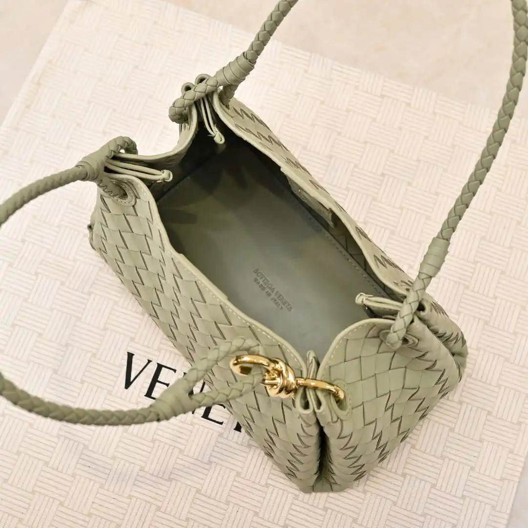 Bottega Veneta BV 835921 Medium Parachute BV92123