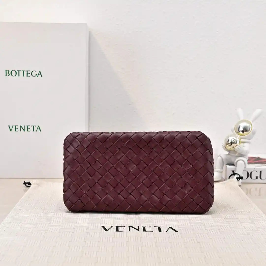 Bottega Veneta BV 835921 Medium Parachute BV92124
