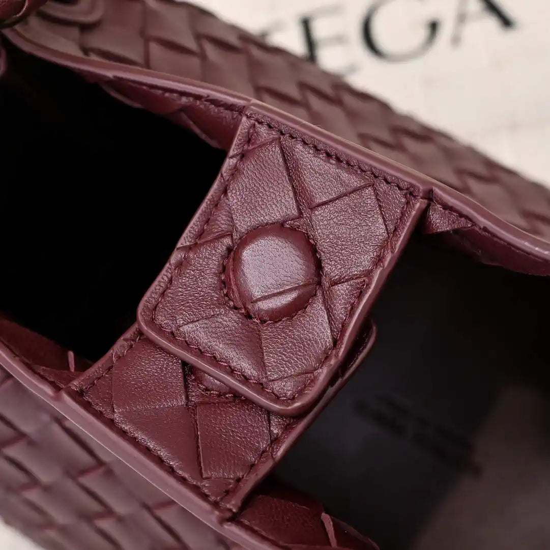 Bottega Veneta BV 835921 Medium Parachute BV92124