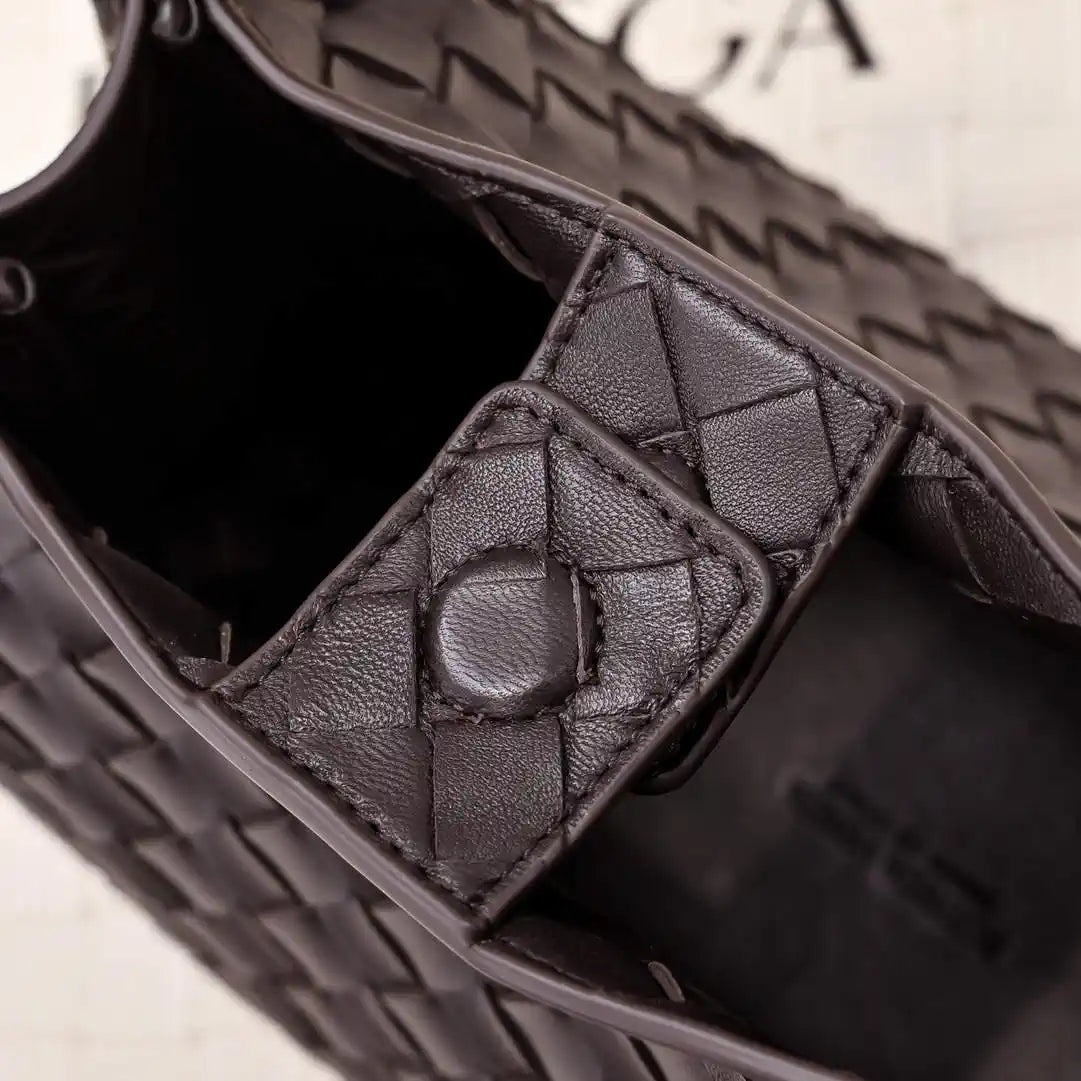 Bottega Veneta BV 835921 Medium Parachute BV92125