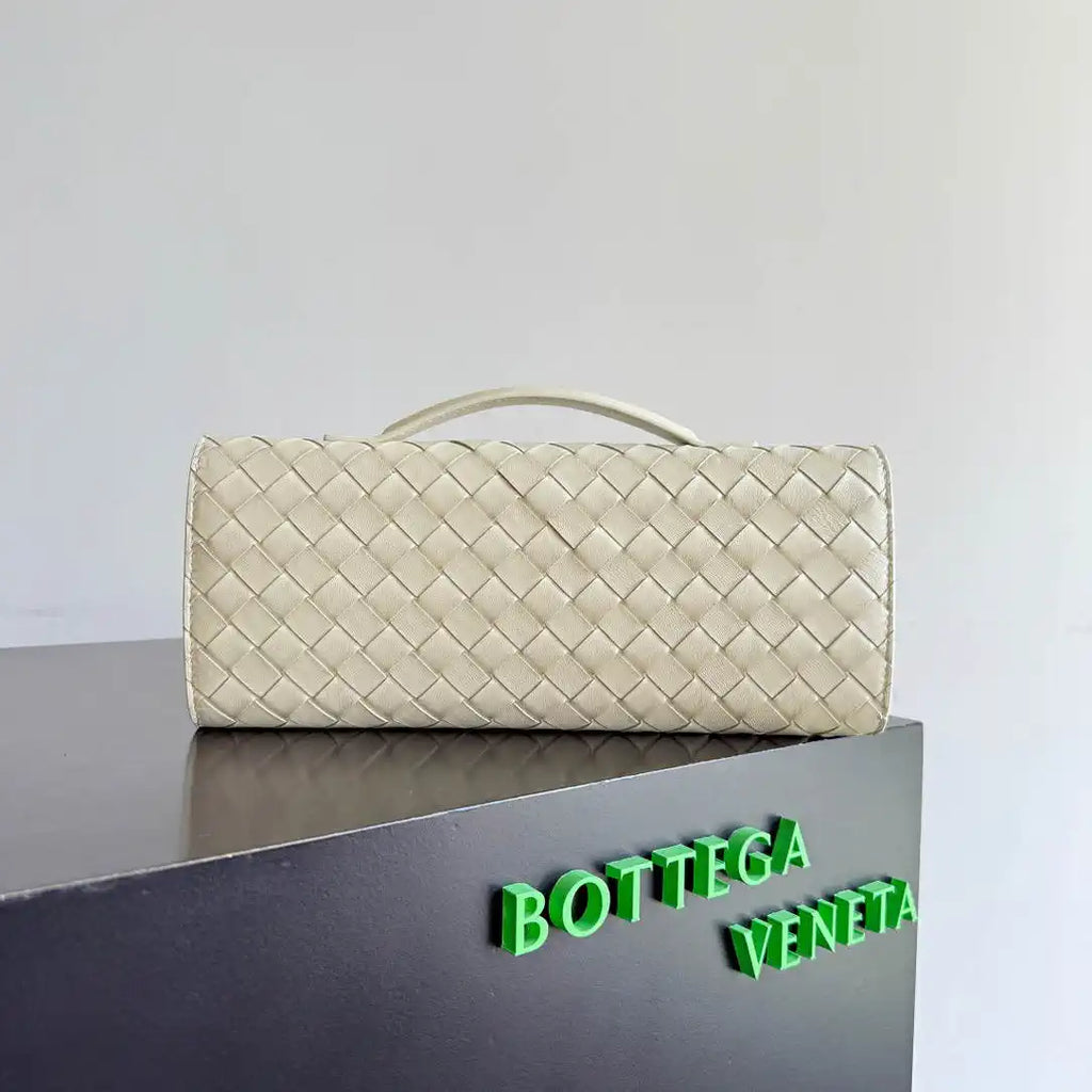Bottega Veneta BV 836810 Andiamo Clutch  Beige