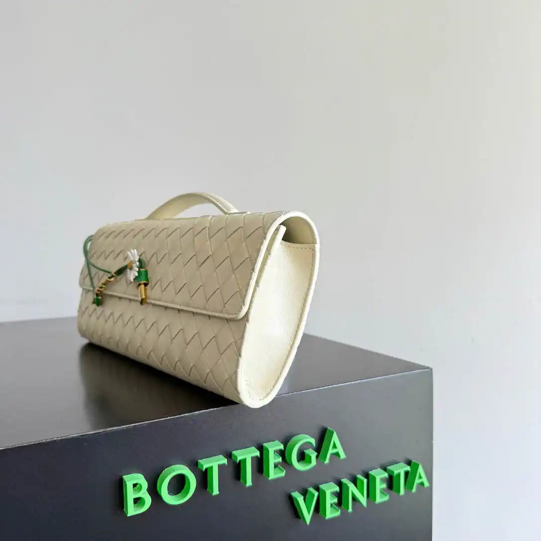 Bottega Veneta BV 836810 Andiamo Clutch  Beige