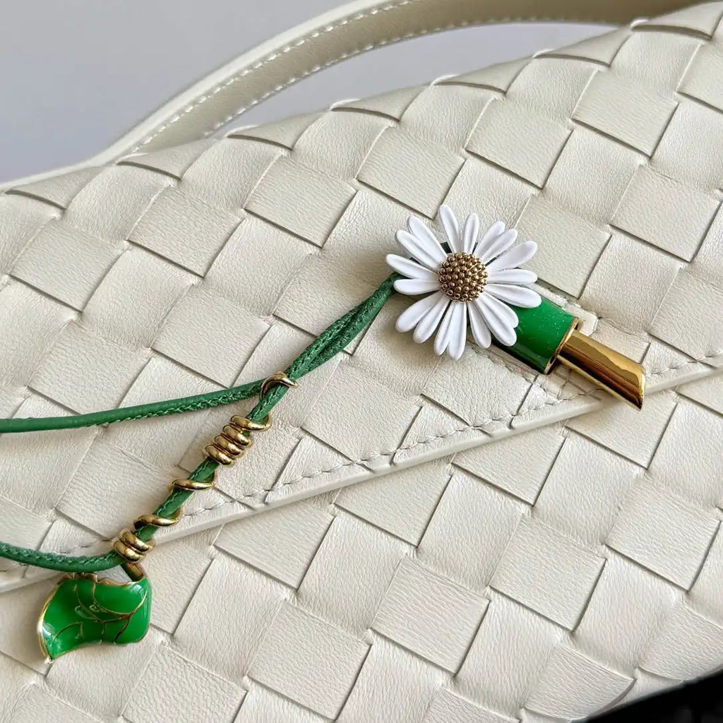 Bottega Veneta BV 836810 Andiamo Clutch  Beige