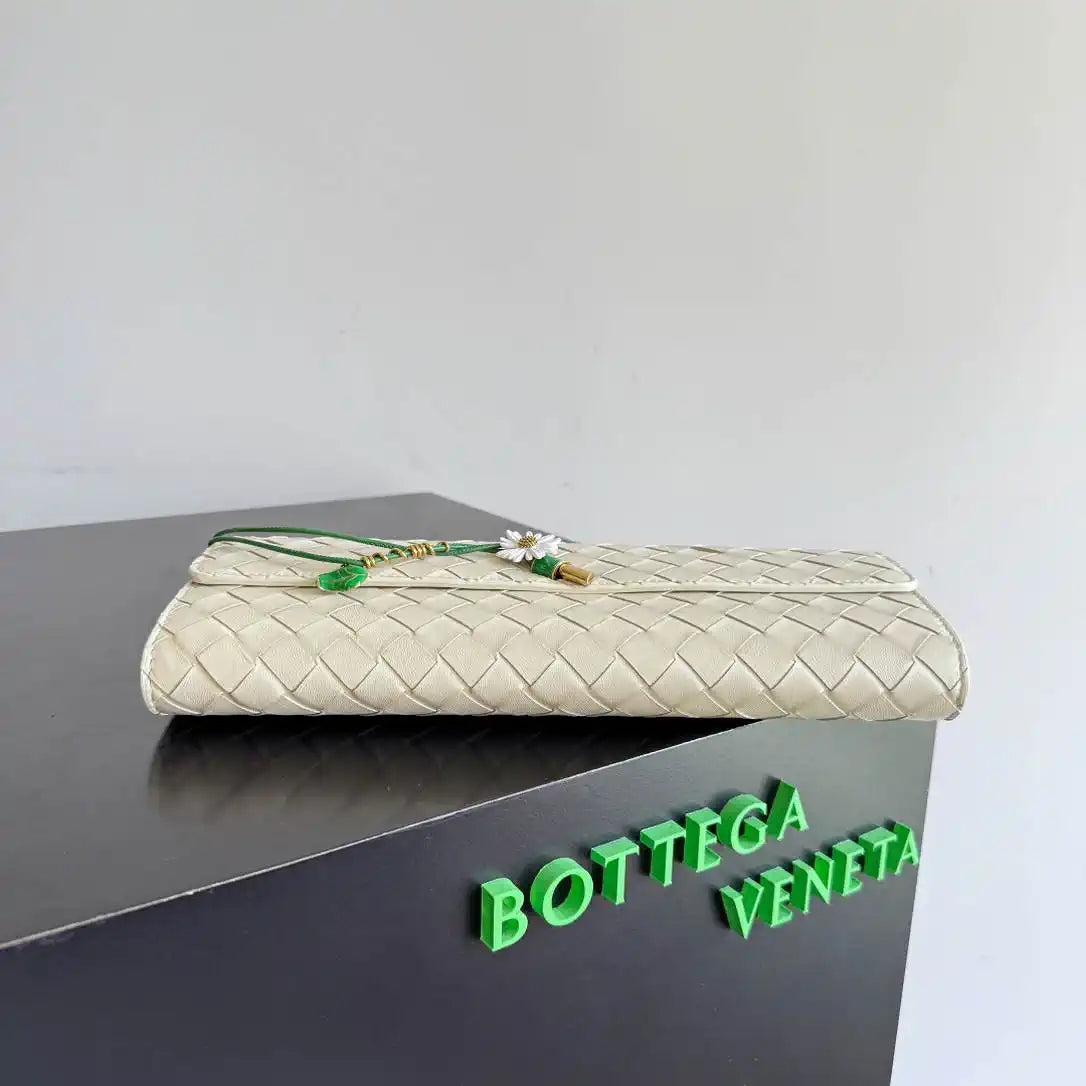 Bottega Veneta BV 836810 Andiamo Clutch  Beige