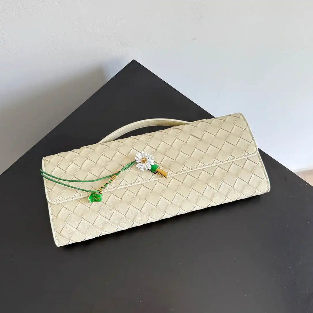 Bottega Veneta BV 836810 Andiamo Clutch  Beige