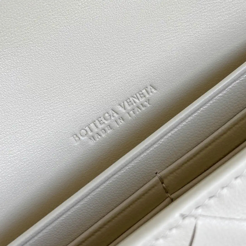 Bottega Veneta BV 836810 Andiamo Clutch  Beige
