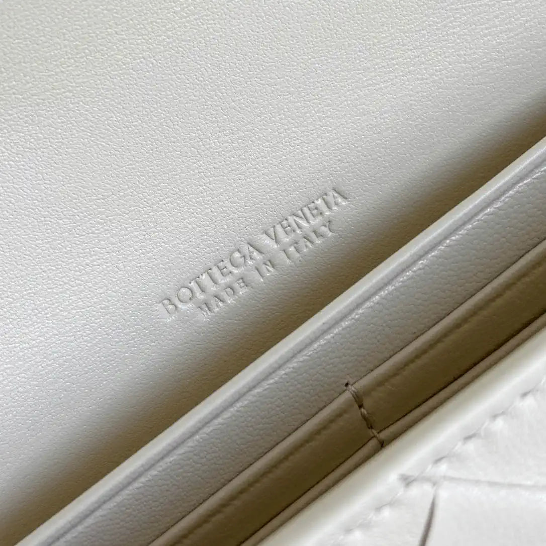 Bottega Veneta BV 836810 Andiamo Clutch  Beige