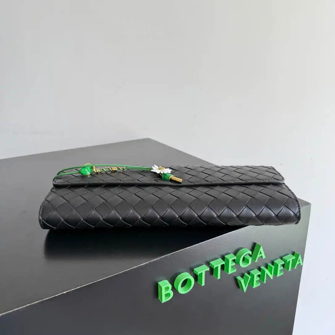 Bottega Veneta BV 836810 Andiamo Clutch  Black