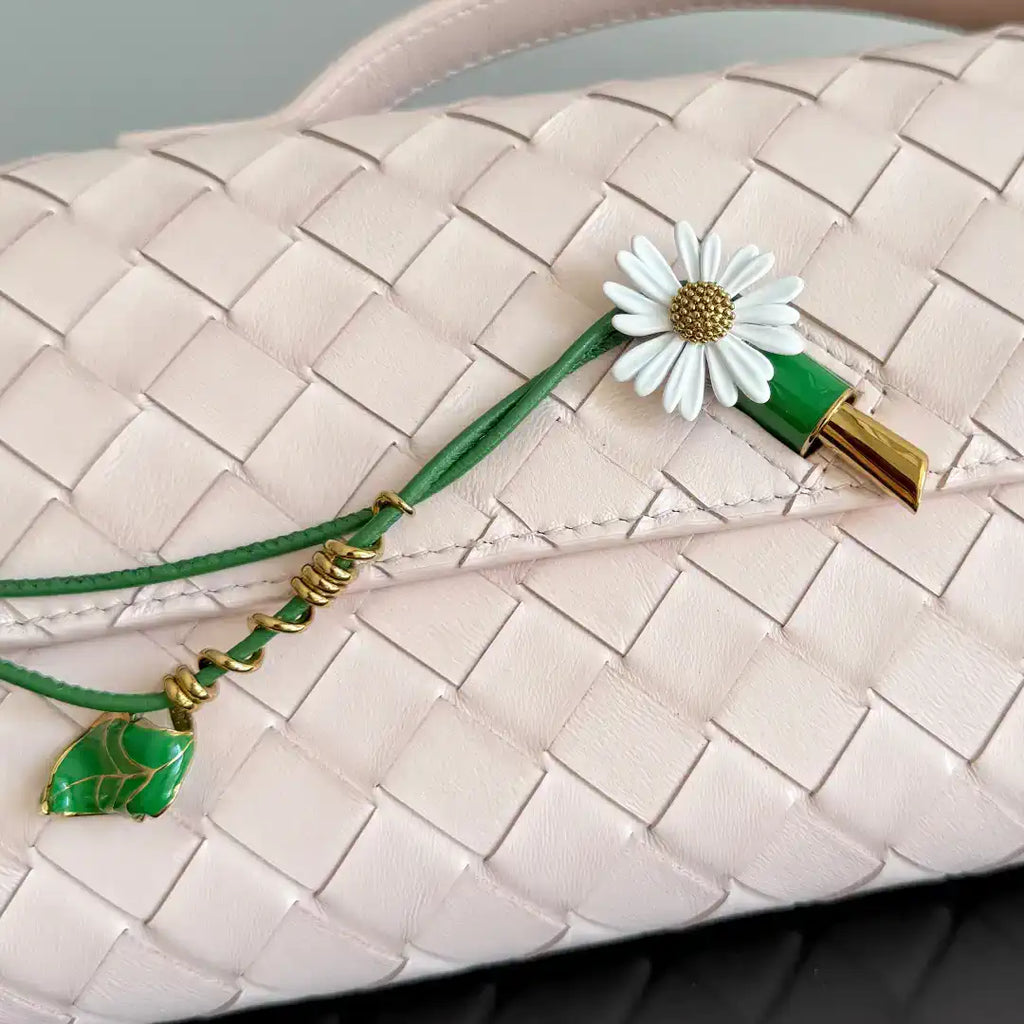 Bottega Veneta BV 836810 Andiamo Clutch  Pink