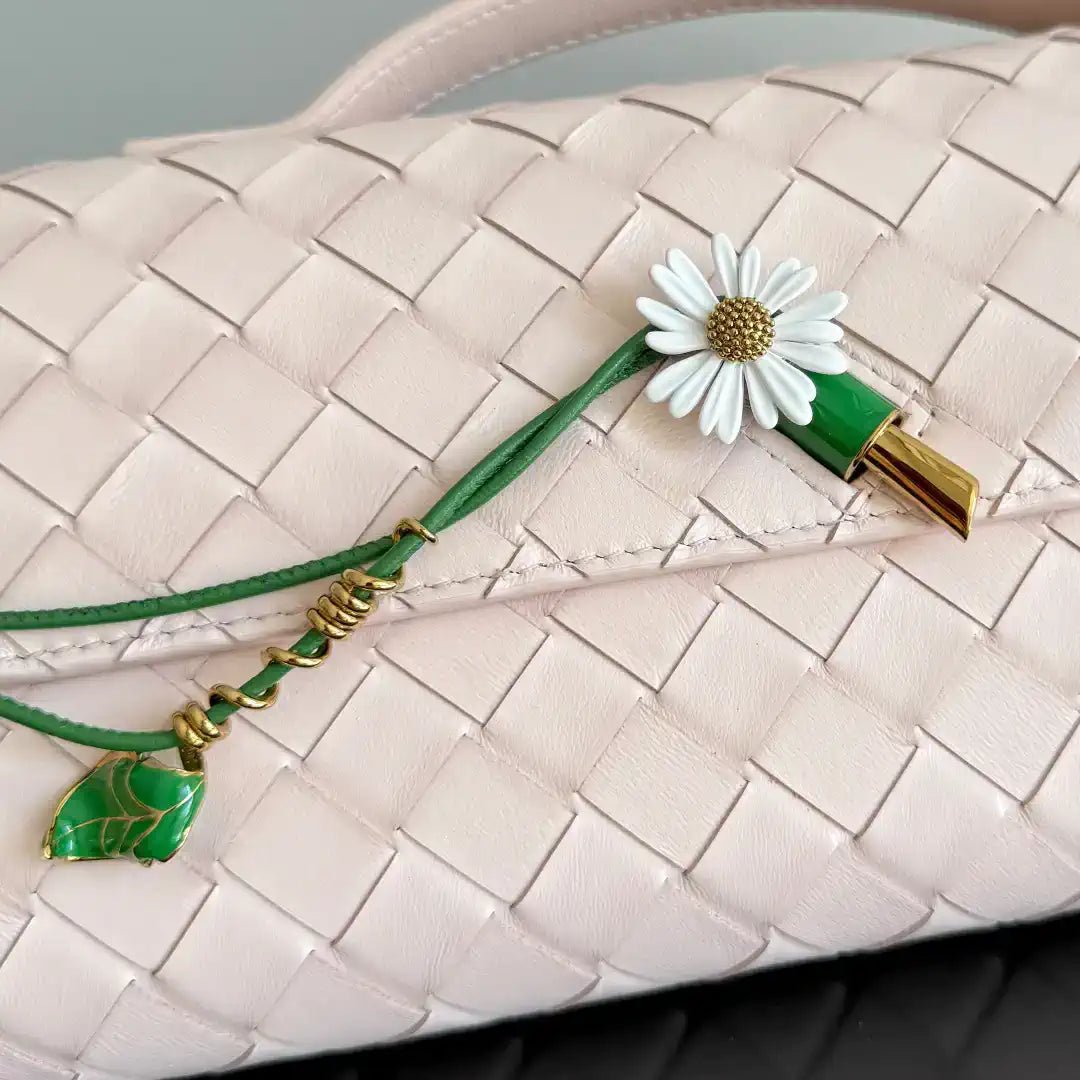 Bottega Veneta BV 836810 Andiamo Clutch  Pink