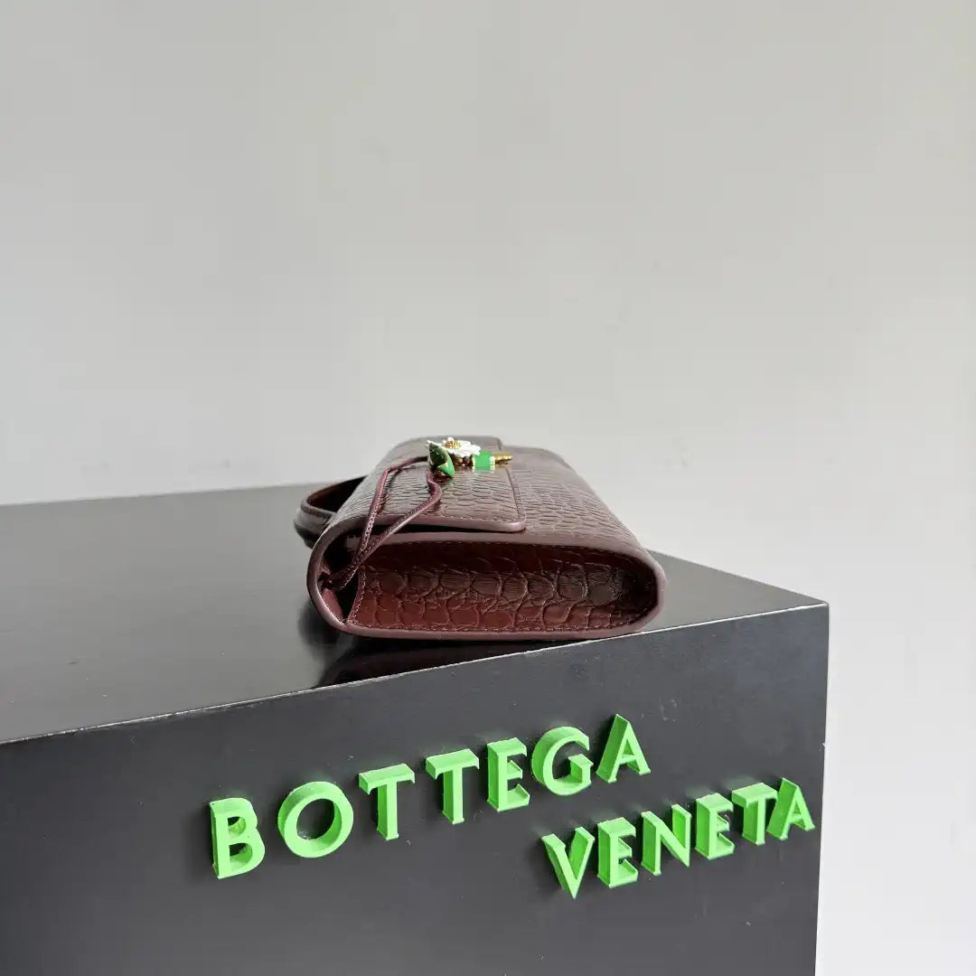 Bottega Veneta BV 836810 Long Clutch Andiamo Crocodile With Handle Bv99036