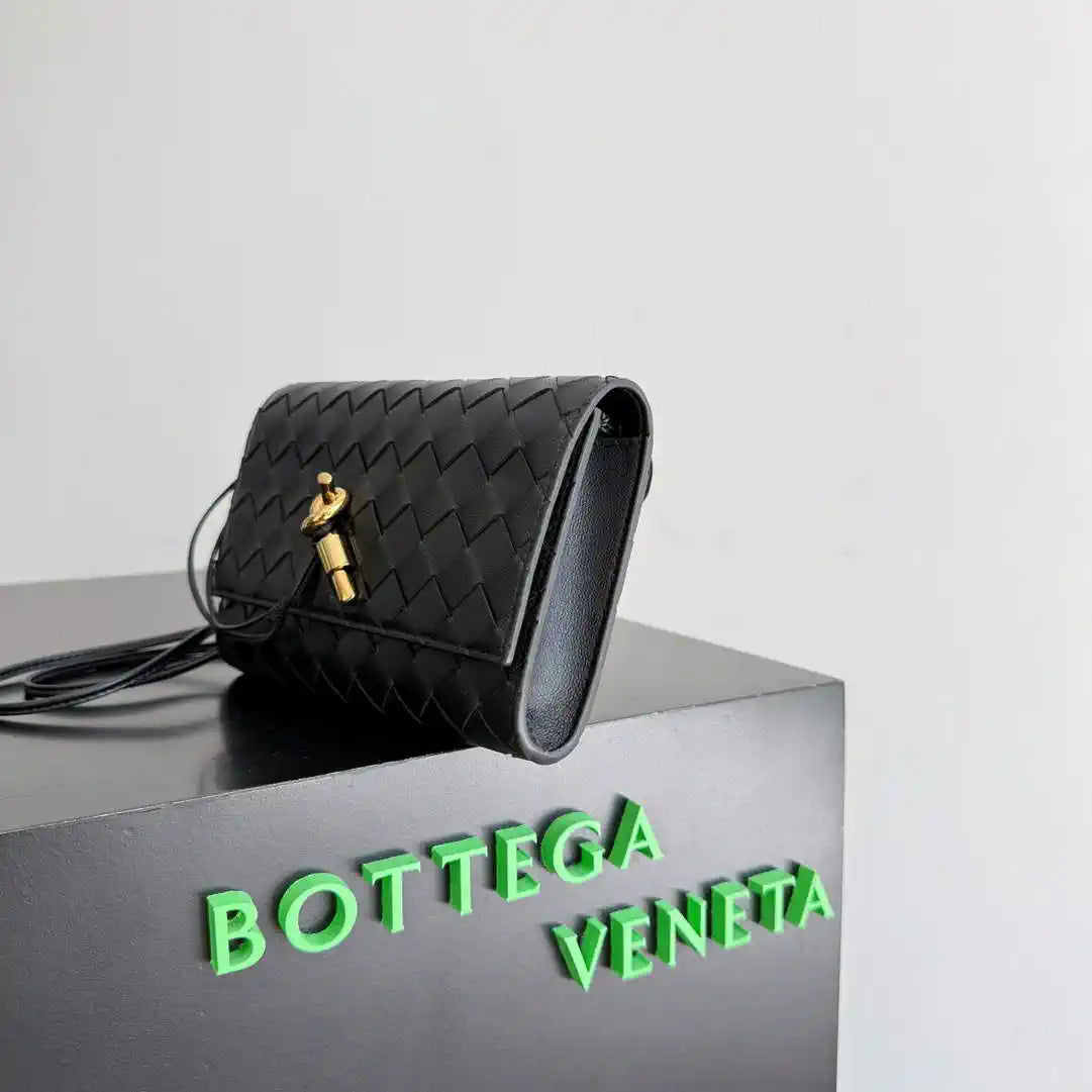 Bottega Veneta BV 836940VCPP22190 Andiamo Pouch BV92006