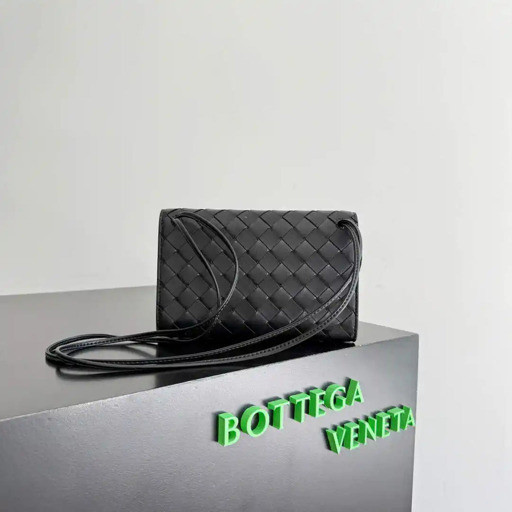 Bottega Veneta BV 836940VCPP22190 Andiamo Pouch BV92006