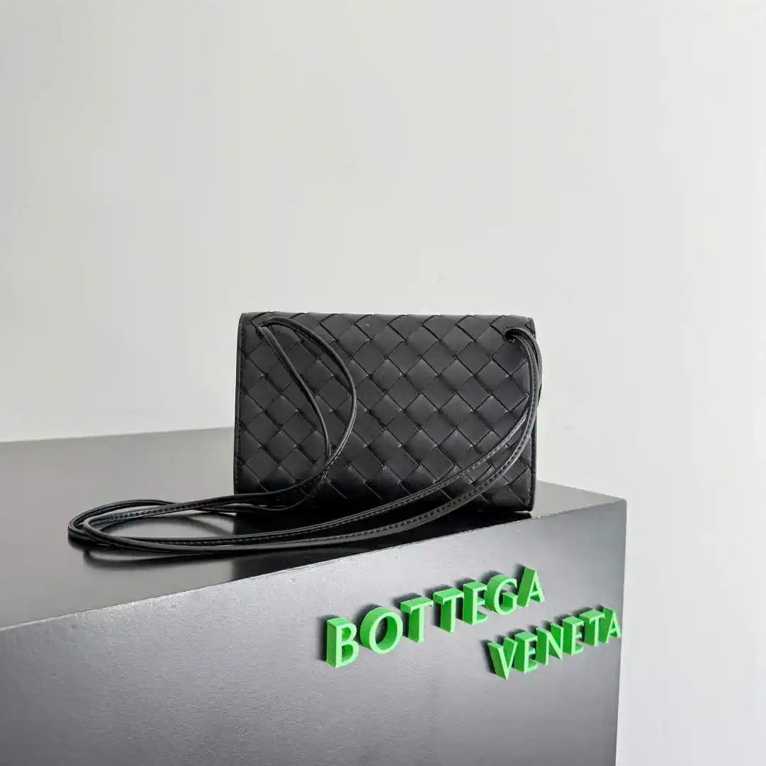 Bottega Veneta BV 836940VCPP22190 Andiamo Pouch BV92006