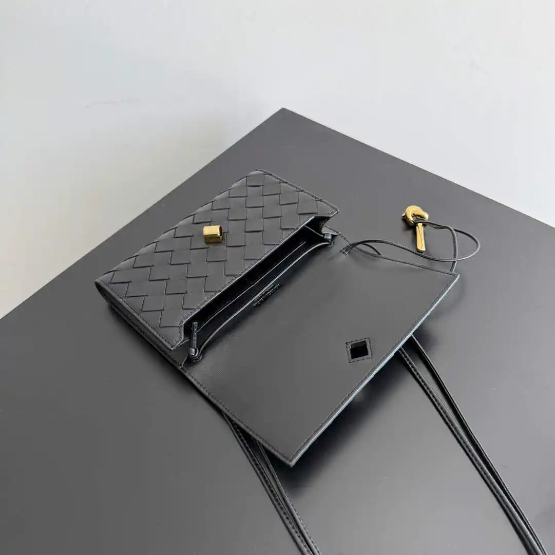 Bottega Veneta BV 836940VCPP22190 Andiamo Pouch BV92006