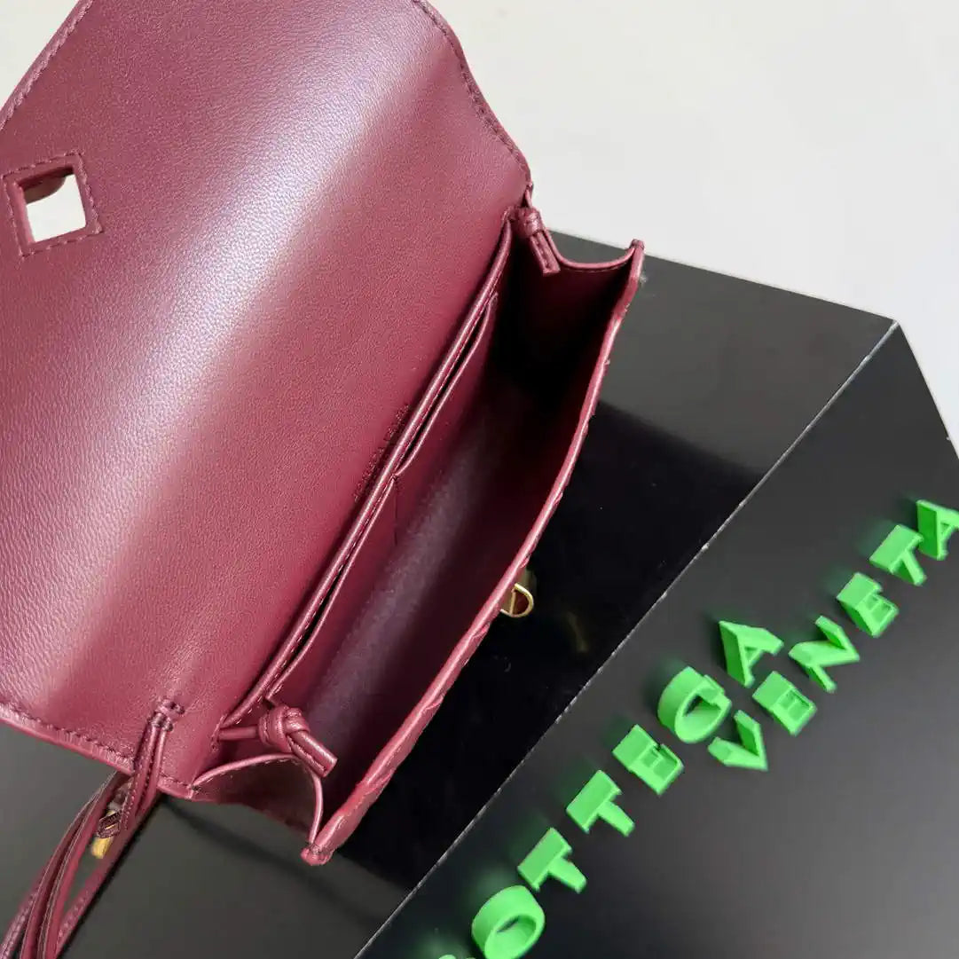 Bottega Veneta BV 836940VCPP22190 Andiamo Pouch BV92007