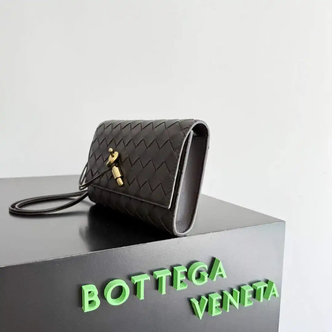 Bottega Veneta BV 836940VCPP22190 Andiamo Pouch BV92008
