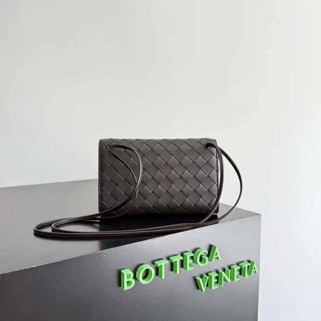 Bottega Veneta BV 836940VCPP22190 Andiamo Pouch BV92008