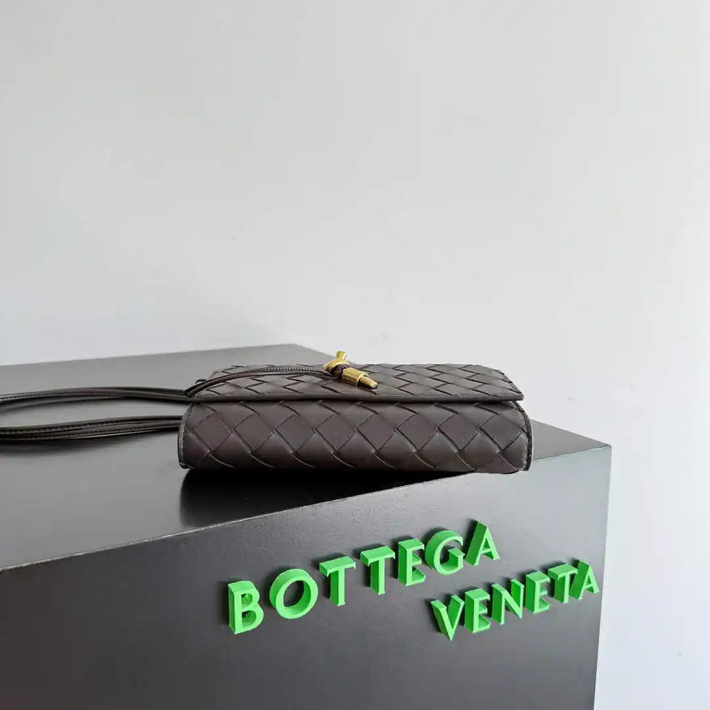Bottega Veneta BV 836940VCPP22190 Andiamo Pouch BV92008