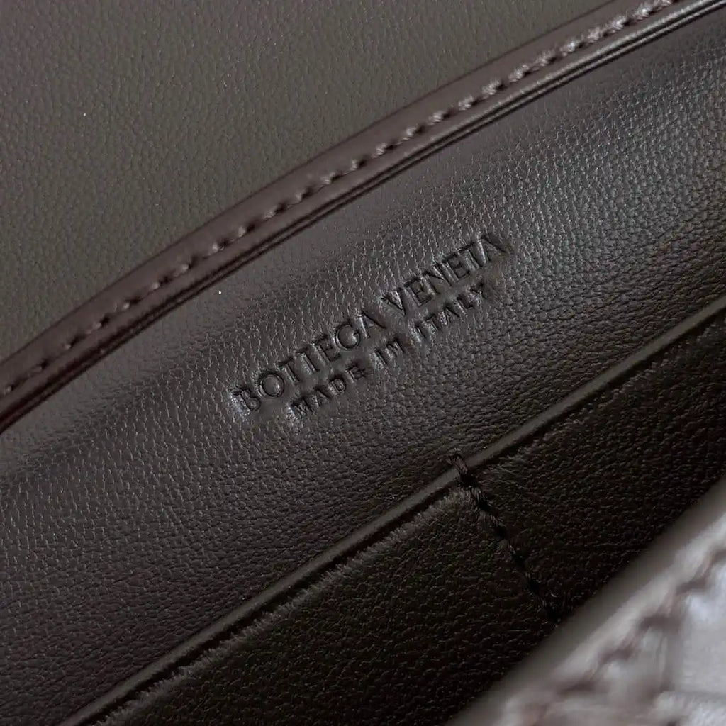 Bottega Veneta BV 836940VCPP22190 Andiamo Pouch BV92008