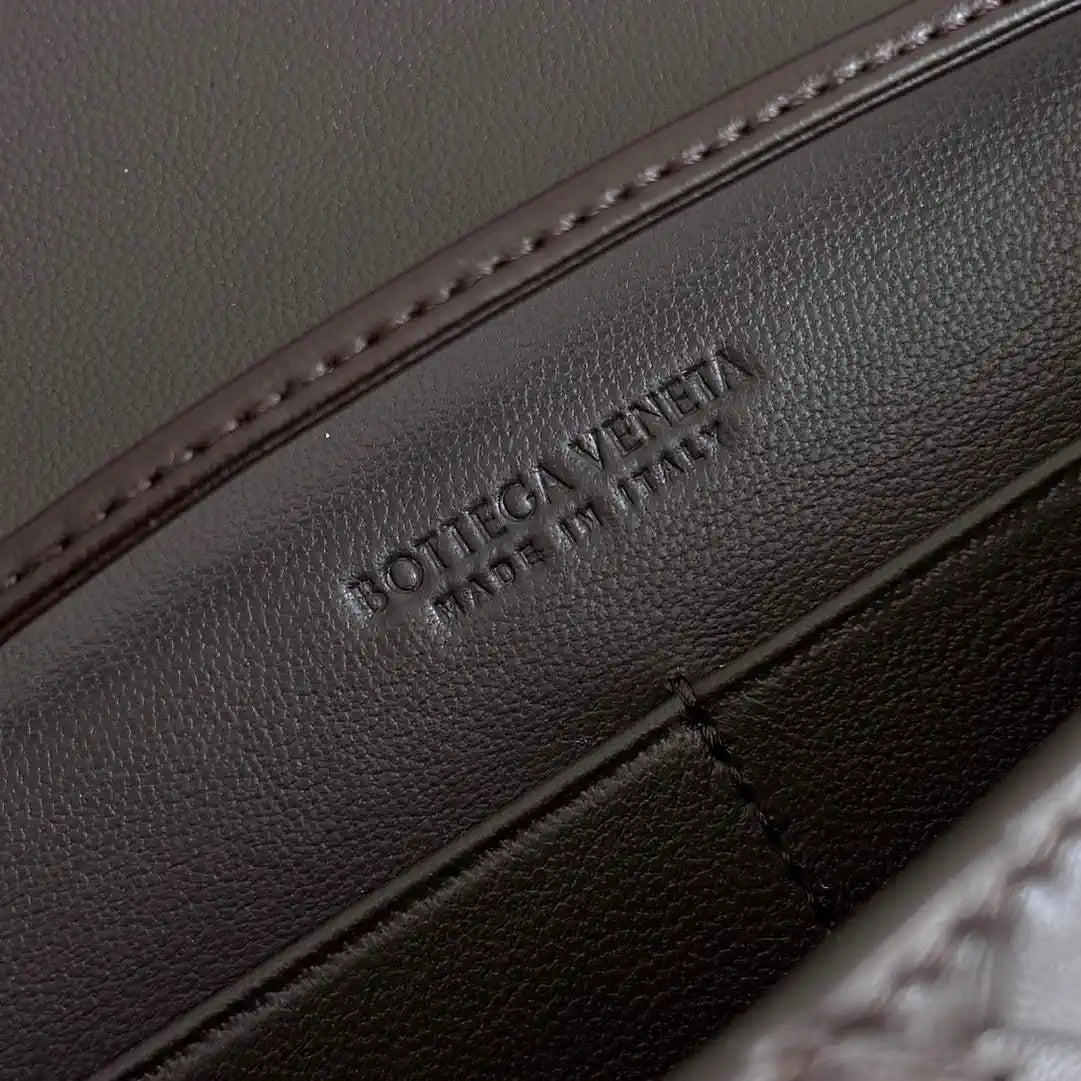Bottega Veneta BV 836940VCPP22190 Andiamo Pouch BV92008