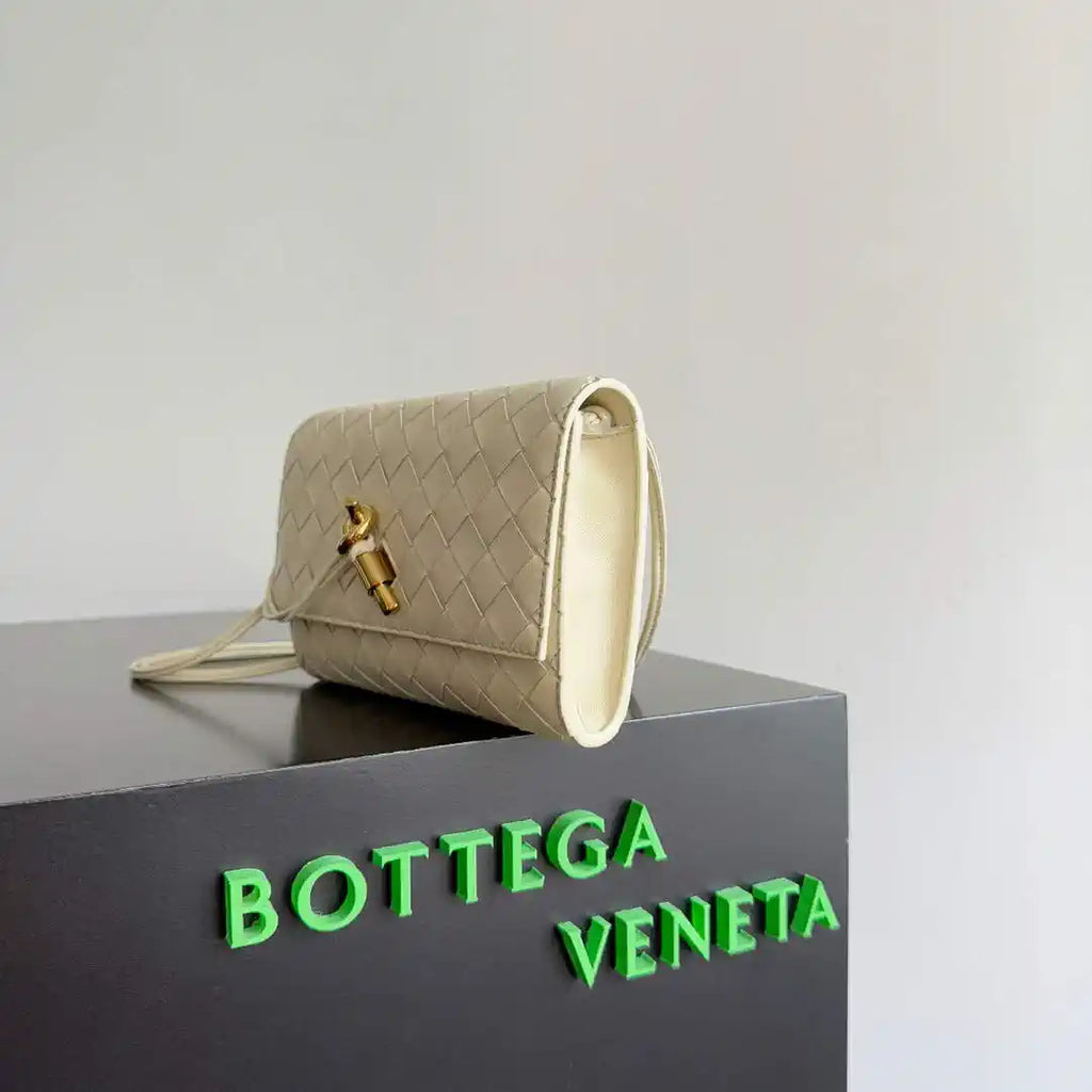 Bottega Veneta BV 836940VCPP22190 Andiamo Pouch BV92009