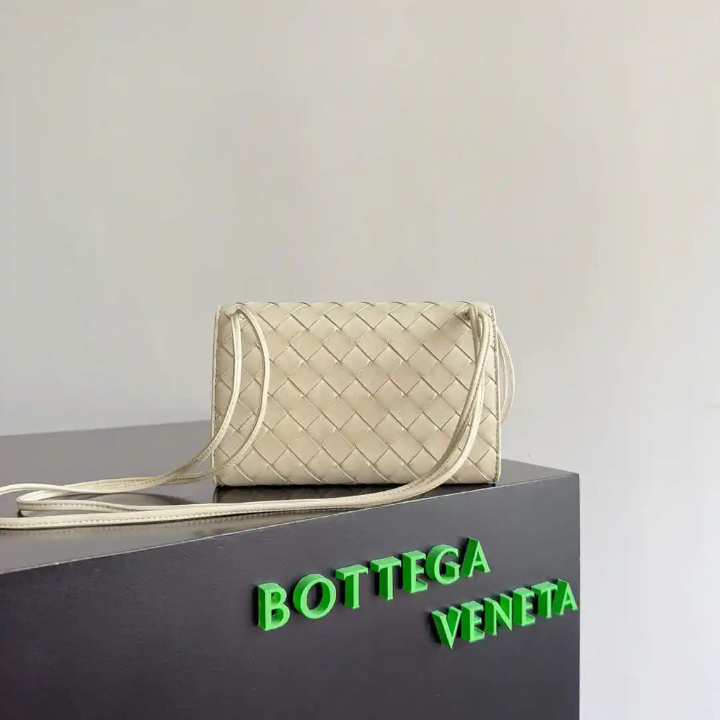 Bottega Veneta BV 836940VCPP22190 Andiamo Pouch BV92009