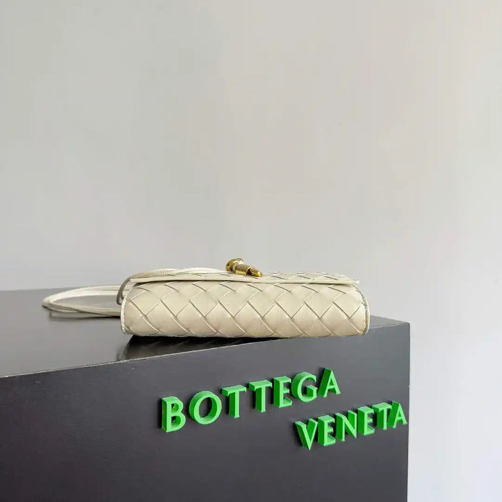 Bottega Veneta BV 836940VCPP22190 Andiamo Pouch BV92009