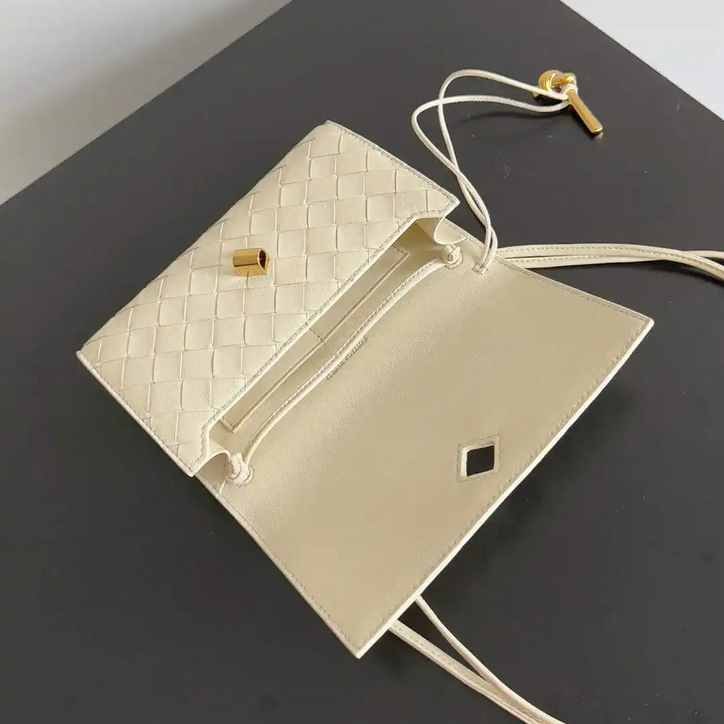 Bottega Veneta BV 836940VCPP22190 Andiamo Pouch BV92009