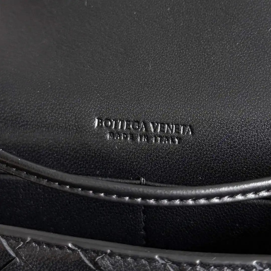 Bottega Veneta BV 838870V4SCH9111 Andiamo Daisy Pouch BV92003