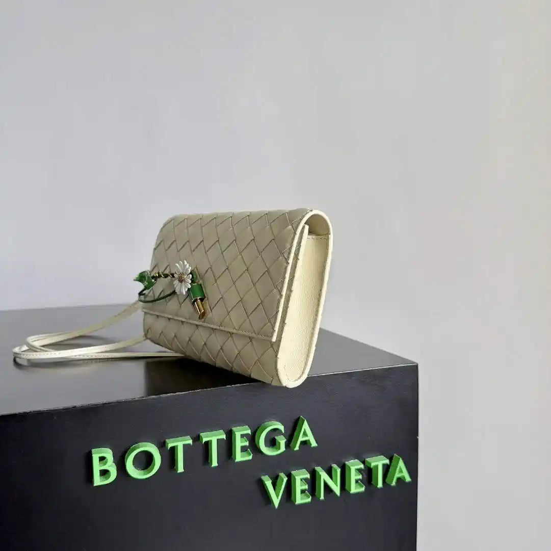 Bottega Veneta BV 838870V4SCH9111 Andiamo Daisy Pouch BV92004