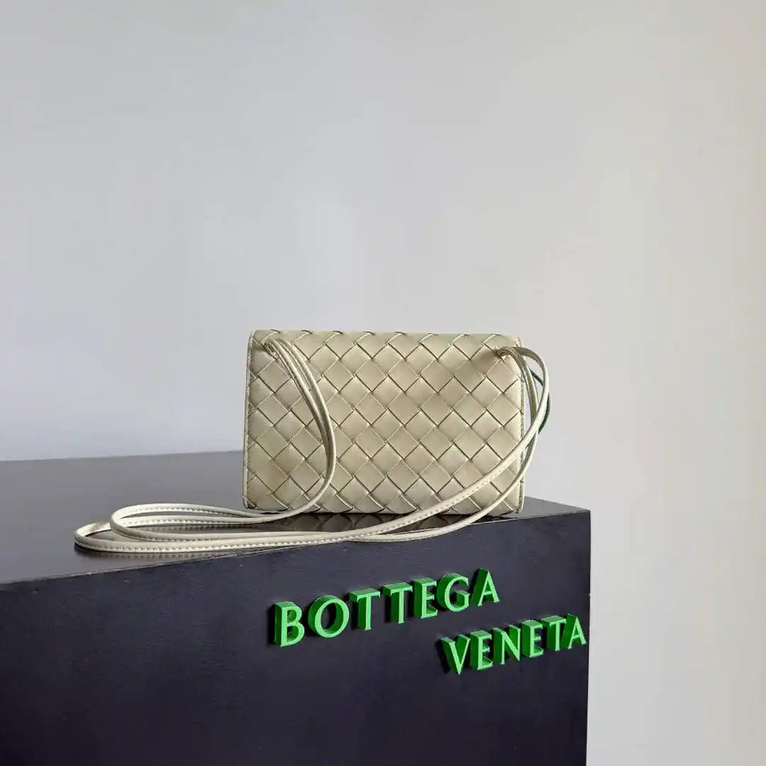 Bottega Veneta BV 838870V4SCH9111 Andiamo Daisy Pouch BV92004