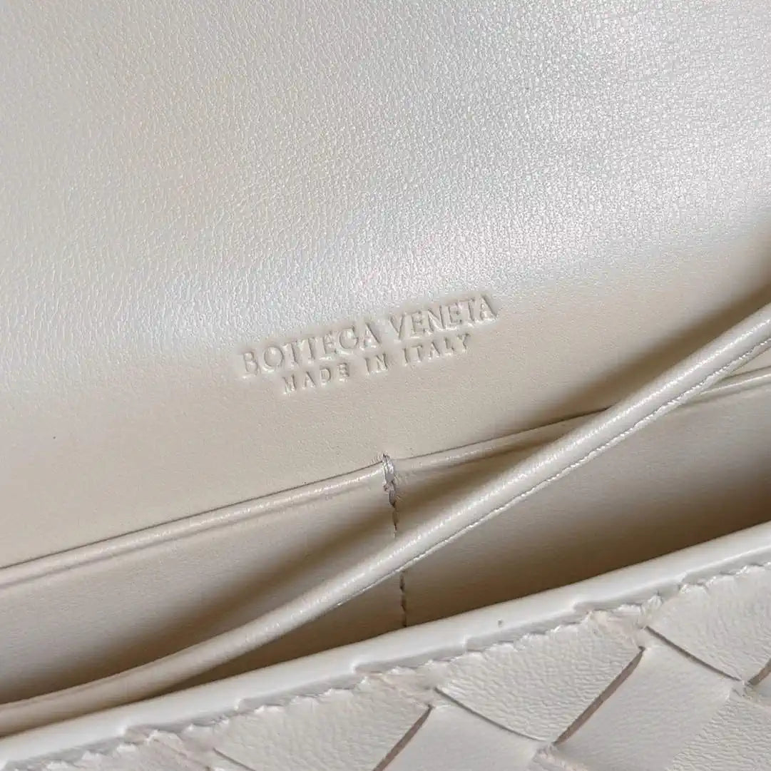 Bottega Veneta BV 838870V4SCH9111 Andiamo Daisy Pouch BV92004