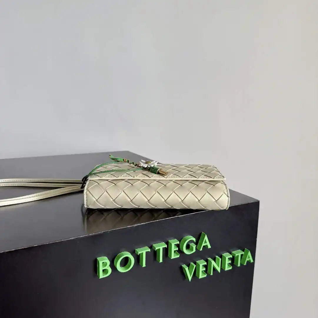 Bottega Veneta BV 838870V4SCH9111 Andiamo Daisy Pouch BV92004