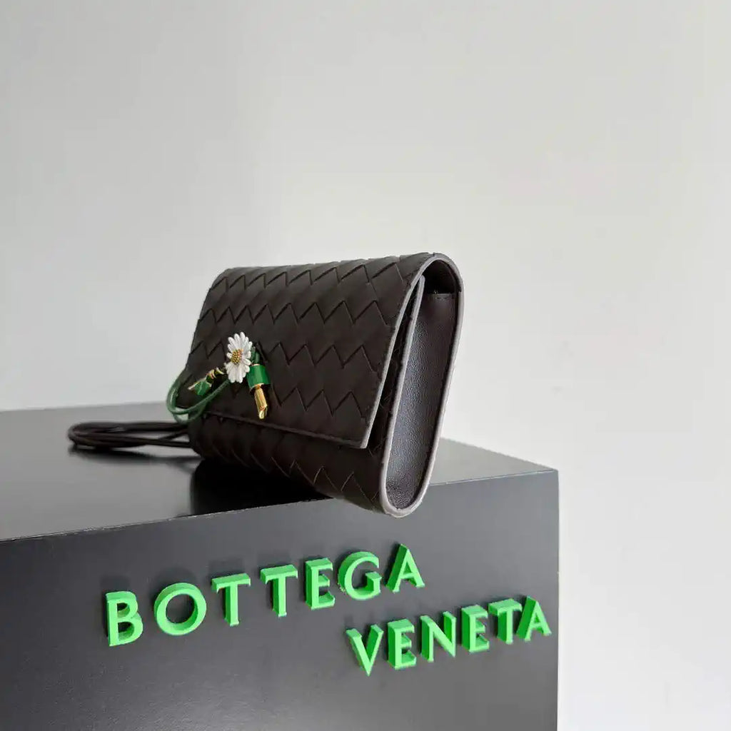 Bottega Veneta BV 838870V4SCH9111 Andiamo Daisy Pouch BV92005