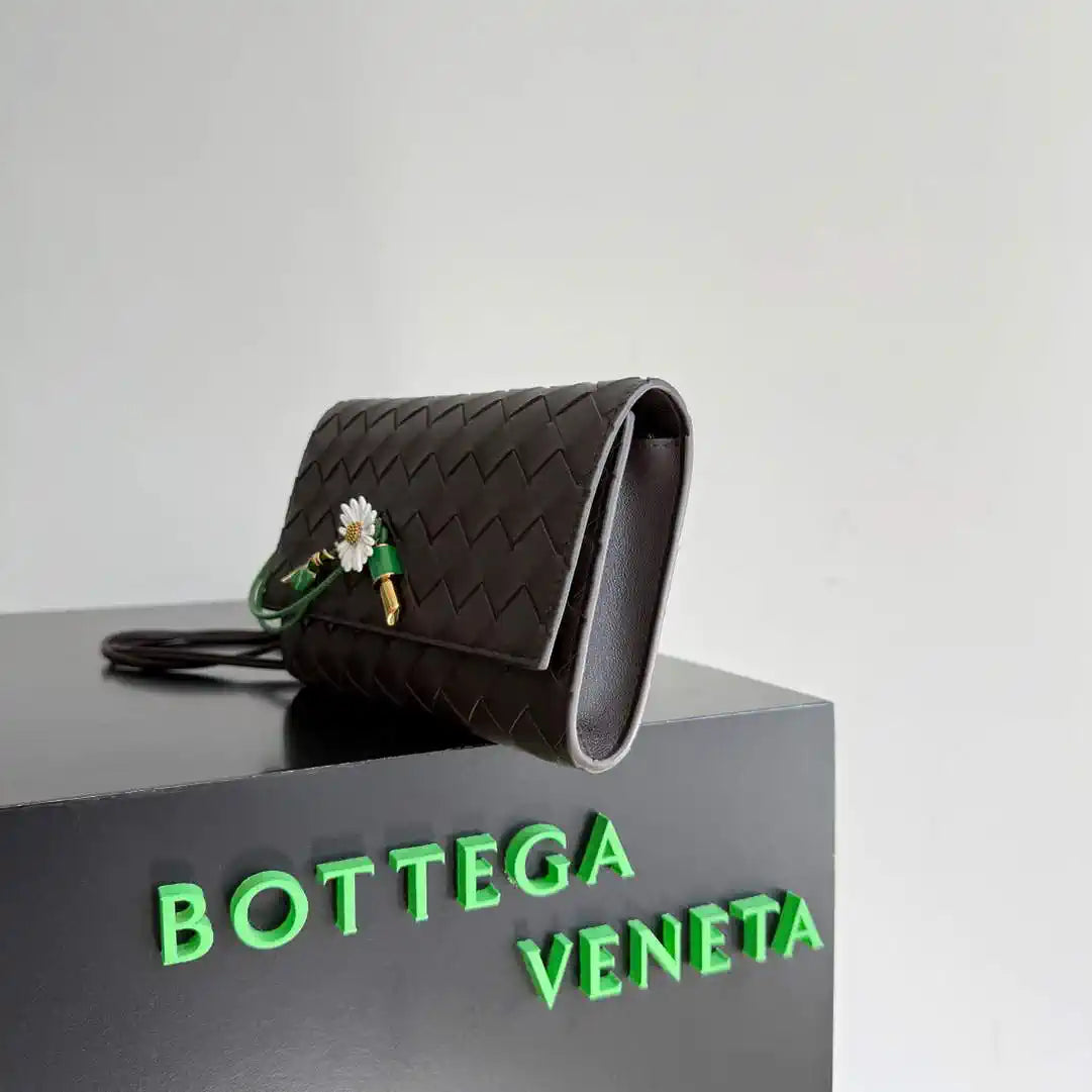 Bottega Veneta BV 838870V4SCH9111 Andiamo Daisy Pouch BV92005