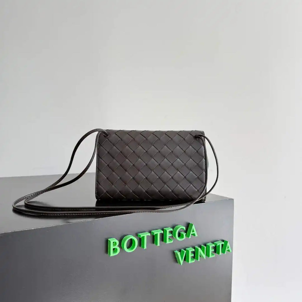 Bottega Veneta BV 838870V4SCH9111 Andiamo Daisy Pouch BV92005