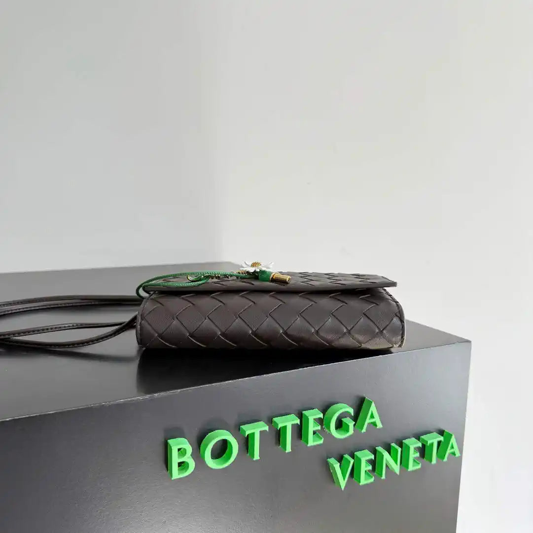 Bottega Veneta BV 838870V4SCH9111 Andiamo Daisy Pouch BV92005