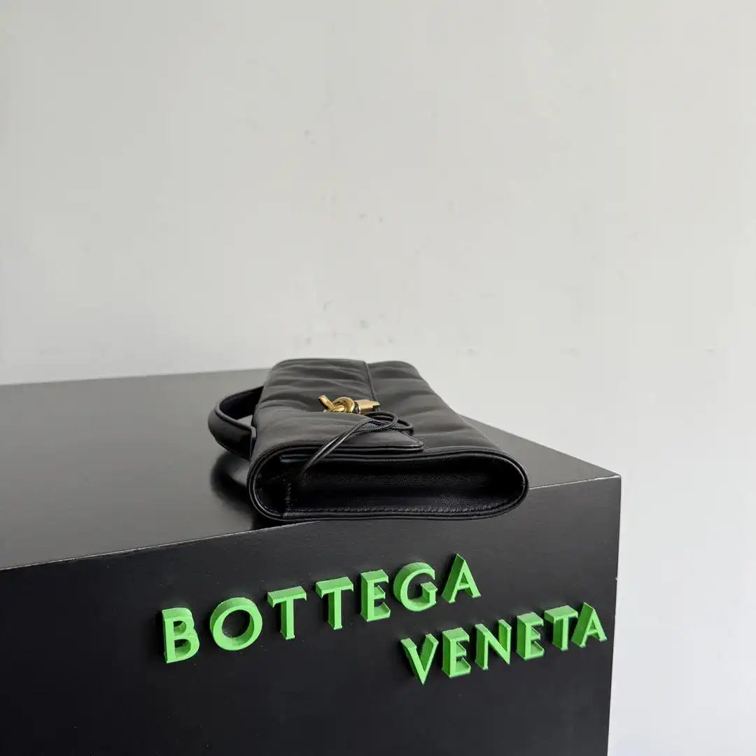 Bottega Veneta BV 843797 Long Clutch Andiamo Nappa Leather With Handle Bv99030