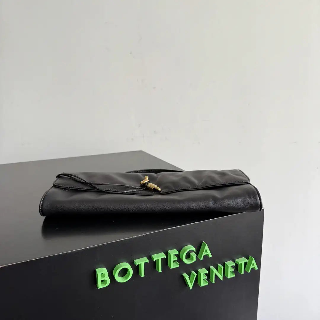 Bottega Veneta BV 843797 Long Clutch Andiamo Nappa Leather With Handle Bv99030