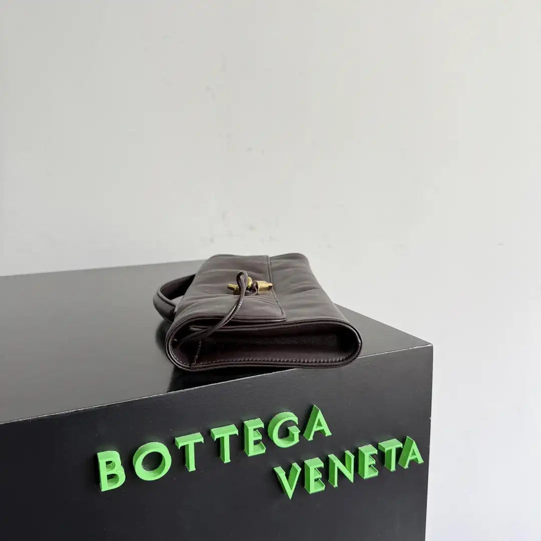 Bottega Veneta BV 843797 Long Clutch Andiamo Nappa Leather With Handle Bv99031